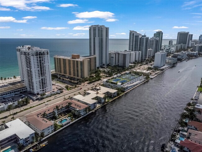 2600 S Ocean Dr in Hollywood, FL - Foto de edificio - Building Photo