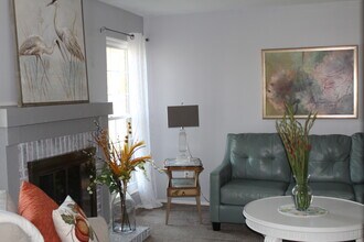 42169 Gladwin St in Northville, MI - Foto de edificio - Building Photo