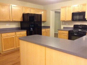 7003 Pyramid Dr in Plainfield, IL - Foto de edificio - Building Photo