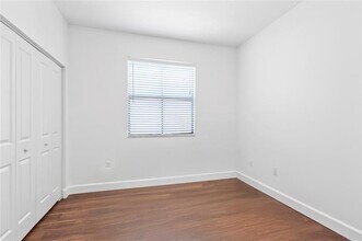 4855 NW 55th Pl in Tamarac, FL - Foto de edificio - Building Photo