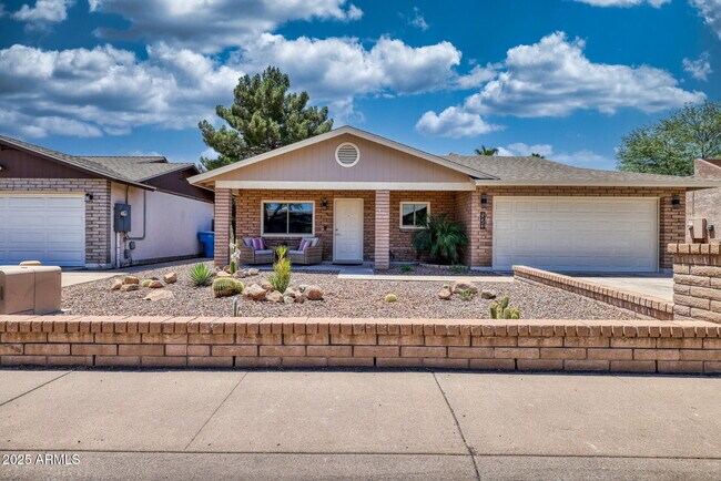 521 E Oraibi Dr in Phoenix, AZ - Foto de edificio - Building Photo