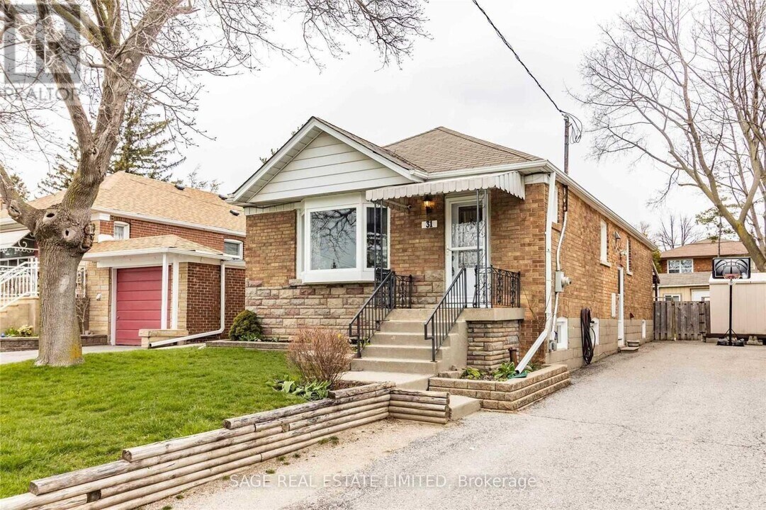31 Rensburg Dr in Toronto, ON - Building Photo