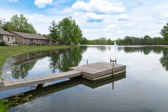 Pine Shores Rentals in Carbondale, IL - Foto de edificio - Building Photo