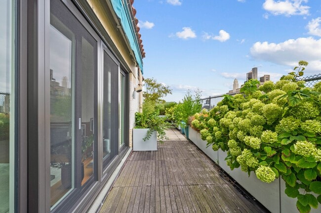 70 E 96th St in New York, NY - Building Photo - Building Photo