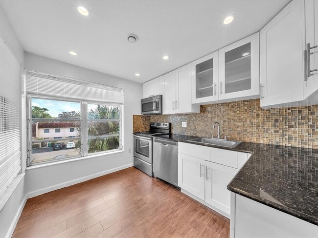 4156 Inverrary Dr, Unit 301 in Lauderhill, FL - Foto de edificio - Building Photo