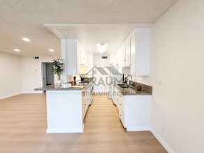 6041 Whitsett Ave, Unit 205 in Los Angeles, CA - Building Photo - Building Photo