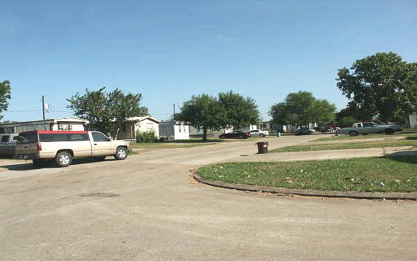 Brazos Mobile Home Park in Rosenberg, TX - Foto de edificio - Building Photo