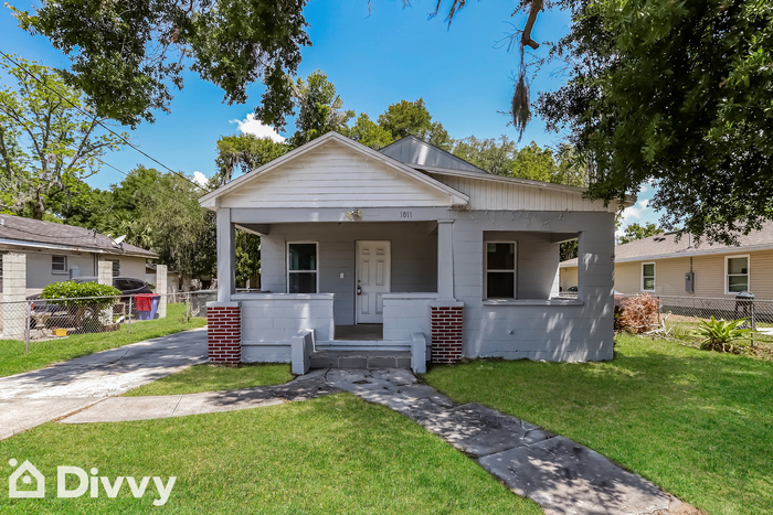 1011 W 6th St in Lakeland, FL - Foto de edificio