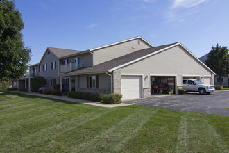 68 Mountin Dr in Mayville, WI - Foto de edificio - Building Photo