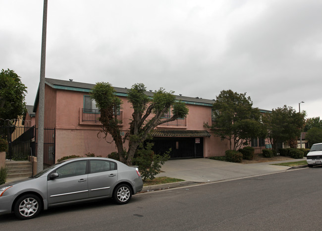 7538 Calvin Ave in Reseda, CA - Foto de edificio - Building Photo