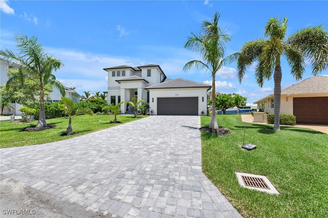1083 Old Marco Ln in Marco Island, FL - Building Photo
