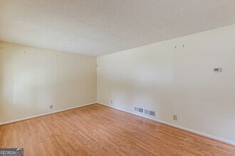 828 Sheppard Way in Stone Mountain, GA - Foto de edificio - Building Photo