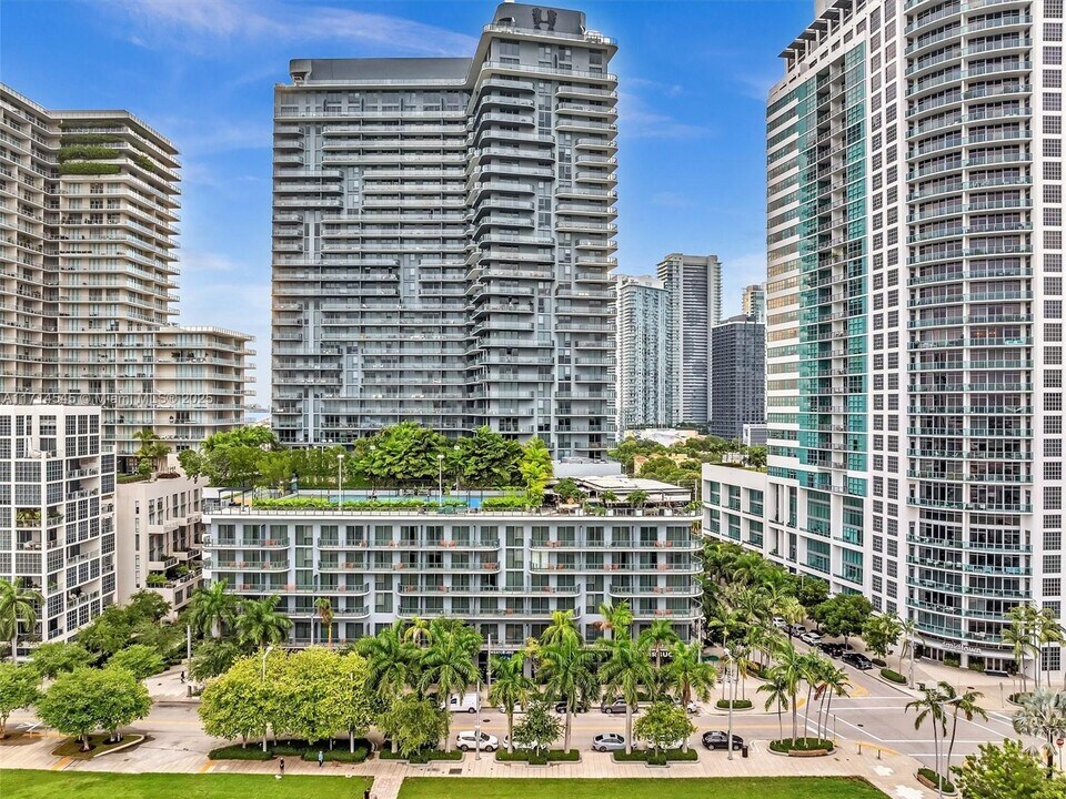 121 NE 34th St, Unit 2902 in Miami, FL - Building Photo