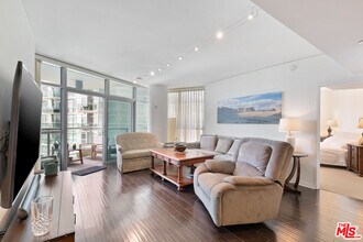 13650 Marina Pointe Dr in Marina Del Rey, CA - Building Photo - Building Photo