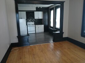 2422 N Teutonia Ave, Unit Lower front in Milwaukee, WI - Building Photo