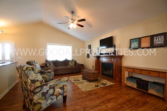 1345 SE Waddell Way in Waukee, IA - Building Photo - Building Photo