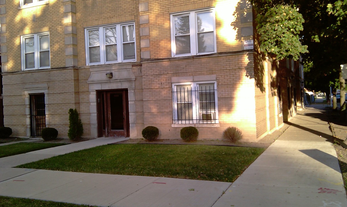 1720 W 76th St, Unit 202 in Chicago, IL - Building Photo