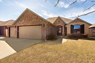 542 W Chickasaw Ct Way in Mustang, OK - Building Photo