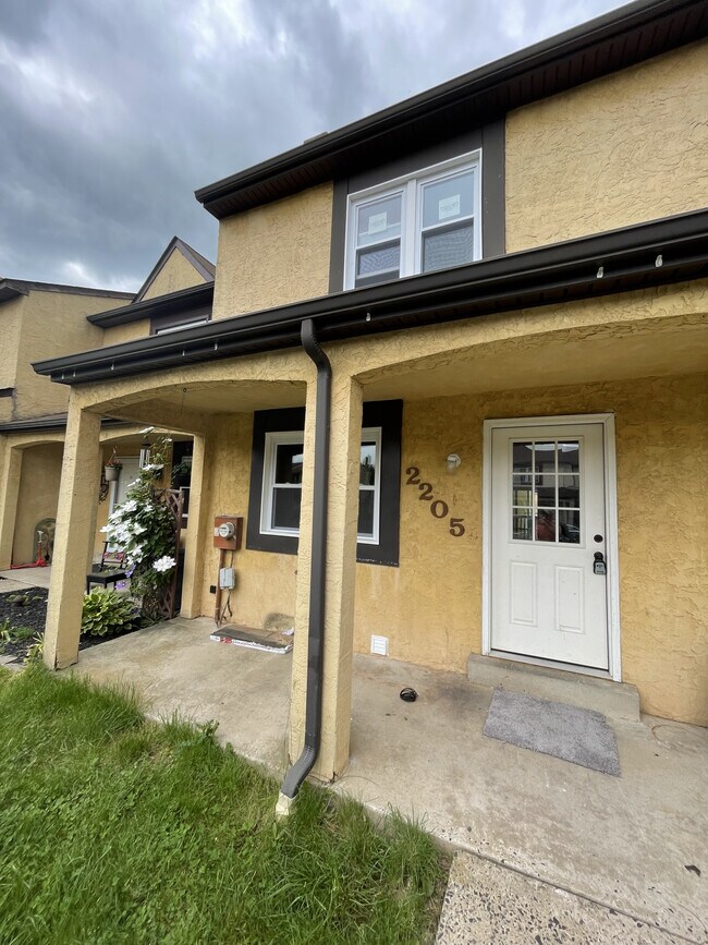2205 Walnut Ridge Est in Pottstown, PA - Building Photo - Building Photo