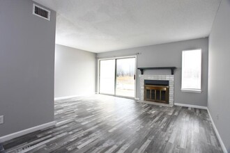 Gold Coast Townhome 5 Unit in Wichita, KS - Building Photo - Interior Photo