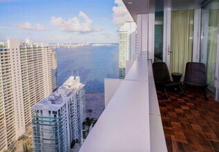 1395 Brickell Ave in Miami, FL - Foto de edificio - Building Photo