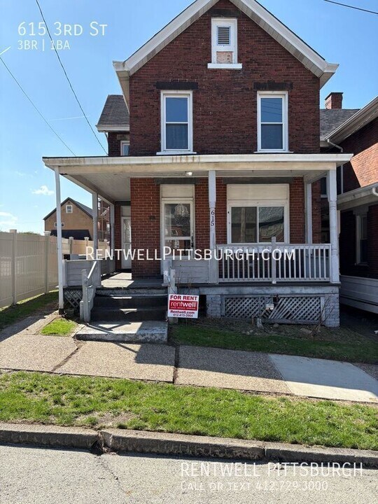 615 3rd St in Pitcairn, PA - Building Photo