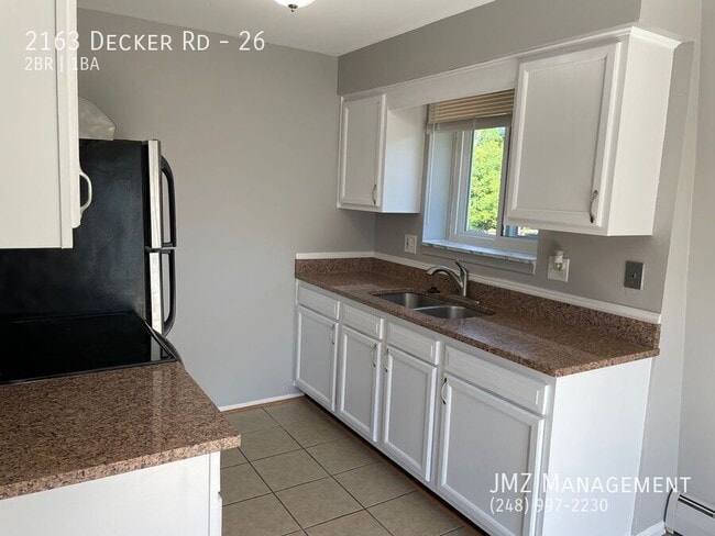 2163 Decker Rd in Walled Lake, MI - Building Photo - Building Photo