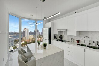 300 S Pointe Dr, Unit 2606 in Miami Beach, FL - Building Photo - Building Photo