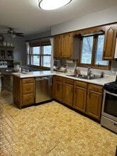 2010 Richard St in Aurora, IL - Foto de edificio - Building Photo