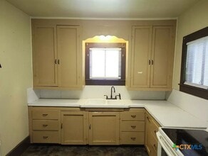 121 Ave G in Shiner, TX - Building Photo - Building Photo