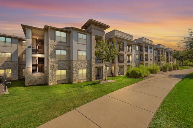 Summit at Rivery Park in Georgetown, TX - Foto de edificio - Building Photo