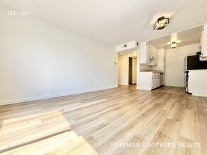 11817 Victory Blvd, Unit 107 in Los Angeles, CA - Foto de edificio - Building Photo