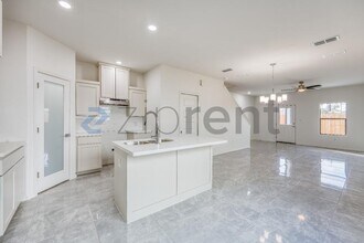 5902 US-59 in Laredo, TX - Foto de edificio - Building Photo