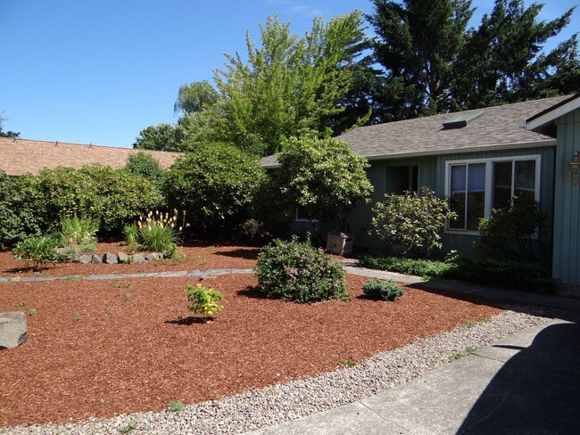 2074 Shiloh St in Eugene, OR - Building Photo - Building Photo