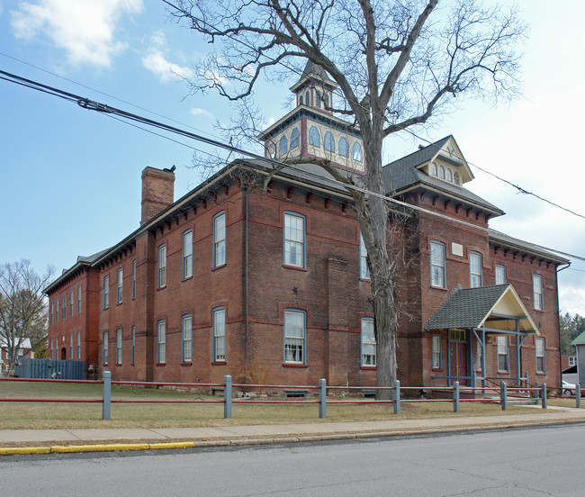 Broad Street School Apartments in Jersey Shore, PA - Foto de edificio - Building Photo