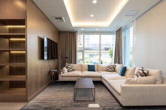 1133 S Hope St in Los Angeles, CA - Building Photo - Interior Photo