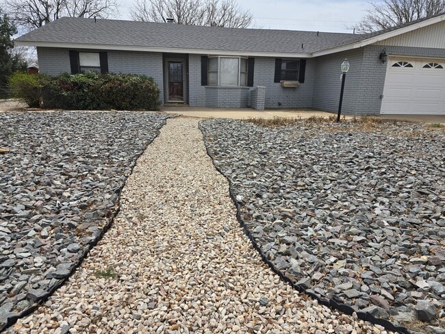 608 E 17th Ln in Portales, NM - Building Photo - Building Photo