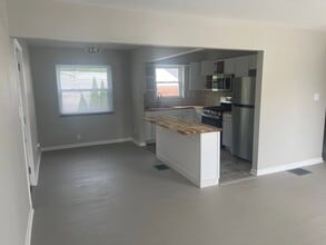 6952 Beechmont Ave in Cincinnati, OH - Building Photo - Building Photo