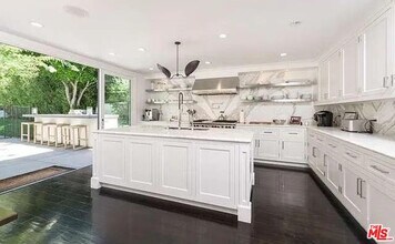 9684 Wendover Dr in Beverly Hills, CA - Building Photo - Building Photo