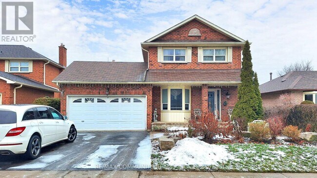 12 Hialeah Crescent in Whitby, ON - Building Photo - Building Photo