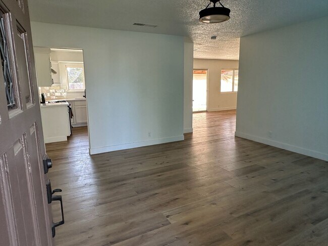 10153 Martin Rd in Hanford, CA - Building Photo - Building Photo