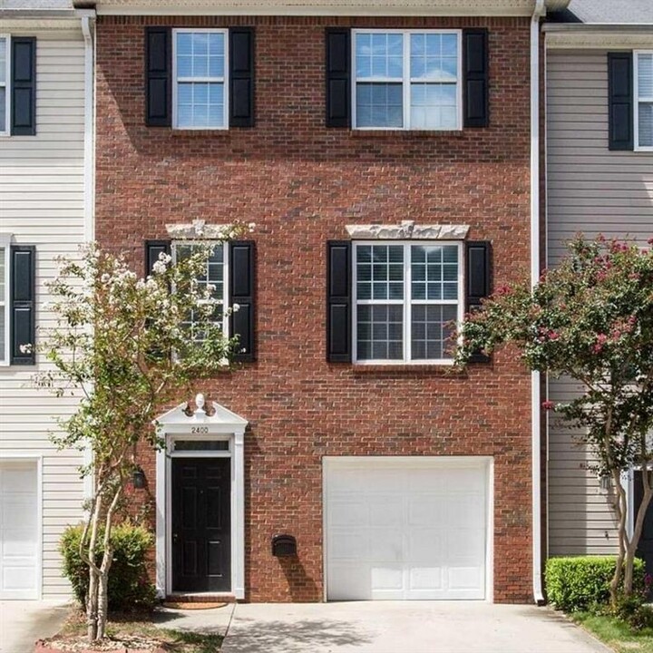 2400 Beaver Falls Dr NW in Norcross, GA - Foto de edificio