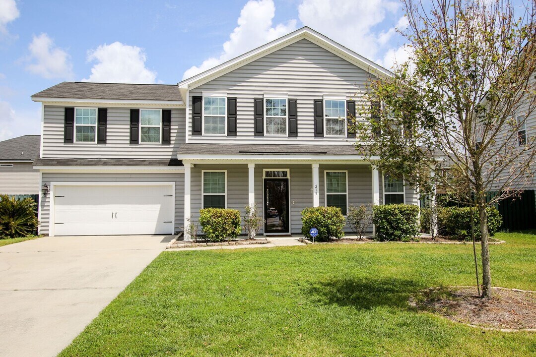 215 Smoke Rise Rd in Richmond Hill, GA - Building Photo