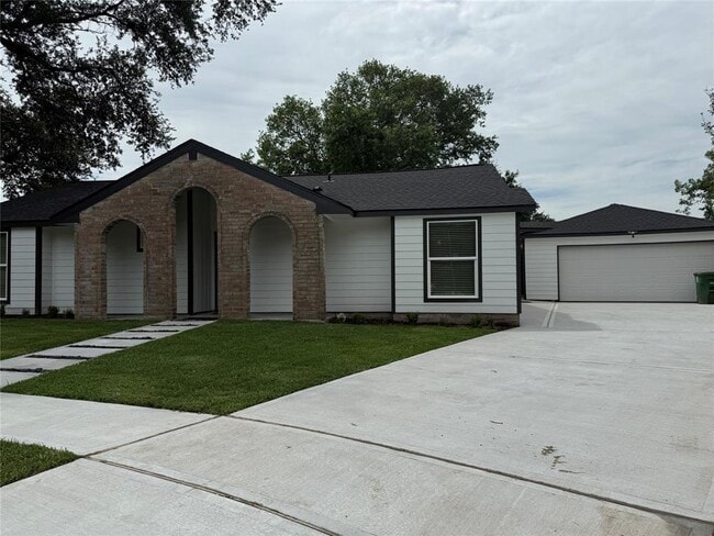 7026 Hidden Arbor Ln in Houston, TX - Building Photo - Building Photo