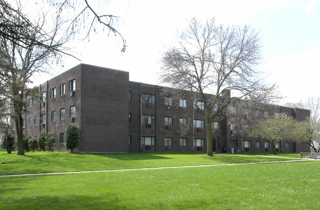 Crystal Terrace Apartments in Crystal Lake, IL - Building Photo - Building Photo