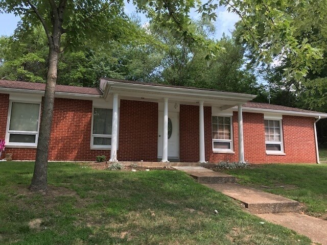 108 Lucia Ln in Shiloh, IL - Foto de edificio