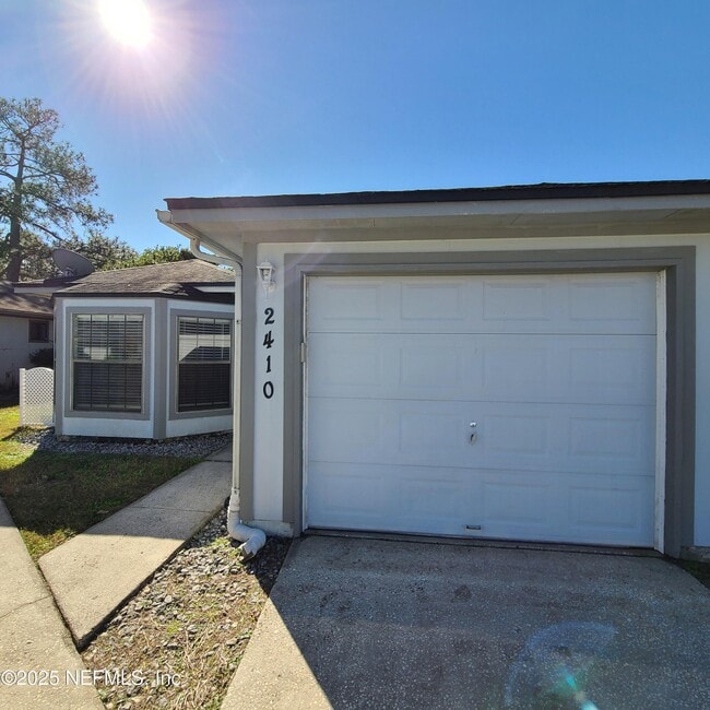 2410 Ironstone Dr W in Jacksonville, FL - Foto de edificio - Building Photo