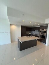 7875 NW 107th Ave in Doral, FL - Foto de edificio - Building Photo