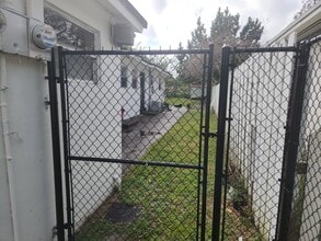 838 NW 98th St in Miami, FL - Foto de edificio - Building Photo