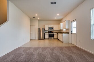 2084 Hemingway Cir in Groveland, FL - Building Photo - Building Photo